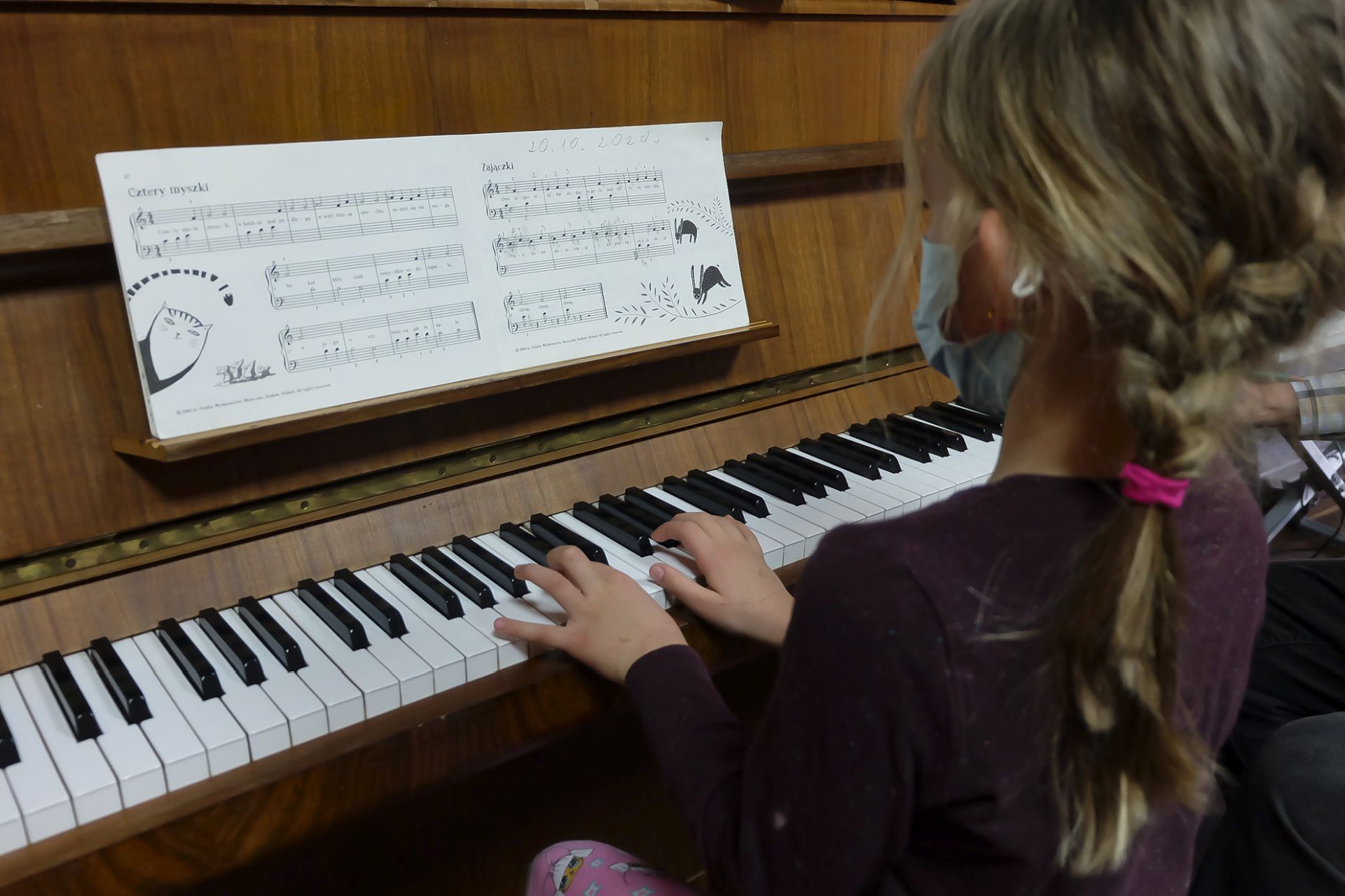 Dziewczynka podczas gry na pianinie